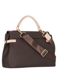 Sac à main en cuir texturé marron avec une anse supérieure et une bandoulière en satin marron amovible. Présente des accessoires en métal doré et des accents beiges.