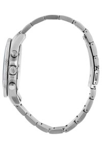 RVS horloge met een geborstelde afwerking, ronde zilveren kast, gestructureerde lunette, drie knoppen en een schakelen armbandontwerp.