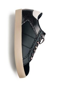 Sneaker in pelle nera con accenti neri screpolati, suola crema e lacci decorativi con motivo leopardato. Parte superiore testurizzata e finitura liscia.