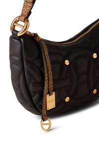 Zwarte leren schoudertas met een gequilt patroon, gouden hardware en een gestreepte schouderriem. Voorzien van een ritsluiting en logo-accenten.
