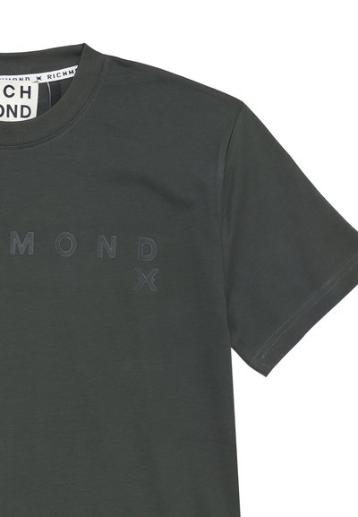 T-shirt verde scuro realizzato in tessuto liscio, con colletto a girocollo, maniche corte e branding in rilievo "RICHMOND" sul davanti.