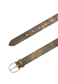 Leren riem in een gedempte bruine kleur met een gestructureerde afwerking, voorzien van een zilveren metalen gesp en verschillende verstelgaten.