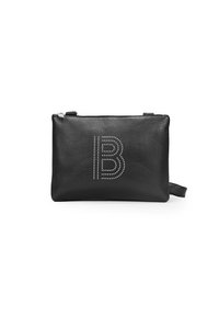 Bolso de mano de cuero negro con una textura suave, que presenta un diseño de "B" con tachuelas plateadas en la parte frontal y un cierre de cremallera en la parte superior.