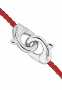 Bracelet en cuir tressé rouge avec une fermeture à bascule en argent poli, constituée de boucles entrelacées et ornée de gravures sur un côté.