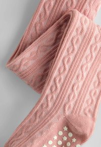 Rozā rakstainas zeķes ar teksturētu cilpu adījumu, gludu apdari un ar punktu un zvaigžņu rakstu uz pēdas.