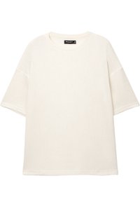 Tricou alb, tricotat cu model ribetat, cu guler rotund și mâneci scurte. Textură moale, croială lejeră, fără logo-uri sau motive vizibile.