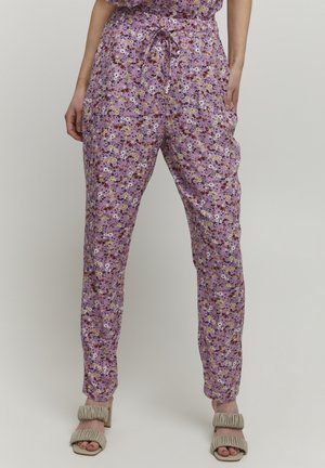 Lila blumenmusterte Hose aus leichtem Stoff, mit einem elastischen Bund und einer Kordel sowie seitlichen Taschen.