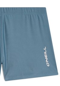 Svetlo modri kopalni šortsi iz elastičnega materiala. Imajo elastičen pas in stranske razpoke. Na strani je v beli barvi natisnjen logotip "O'Neill".