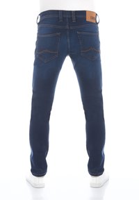 Ciemnoniebieskie jeansy z dopasowanym krojem, z dwoma kieszeniami z tyłu z subtelnym wzorem fal oraz brązową skórzaną naszywką na pasku.