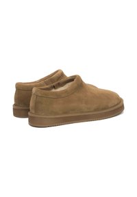 Bruine suedine instap schoenen met een ronde neuzen, lage snit en rubberen zool. Binnenvoering van zacht materiaal voor comfort en warmte.