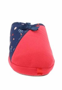 Chausson en tissu rouge et marine avec un détail en nœud. Présente un motif floral sur la section marine et une texture lisse. Conception à bout rond.