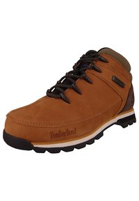 Buty turystyczne Timberland w brązowej skórze, z teksturowaną powierzchnią, zaokrąglonym noskiem, czarnymi sznurowadłami i wytrzymałą gumową podeszwą.