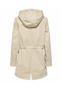 Manteau imperméable beige avec capuche, taille cintrée et dos ventilé. Présente une texture lisse et des manches longues. Design simple et fonctionnel.