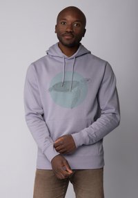 Lichtgrijze hoodie met een voorzak en een schildpadgrafiek. Beschikt over een capuchon met trekkoord en ribgebreide manchetten. Zachte stof met een gladde textuur.