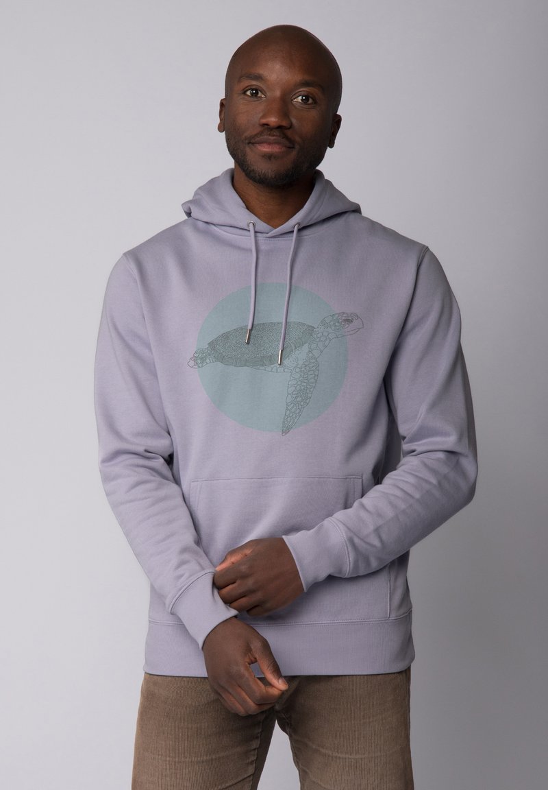 Lichtgrijze hoodie met een voorzak en een schildpadgrafiek. Beschikt over een capuchon met trekkoord en ribgebreide manchetten. Zachte stof met een gladde textuur.