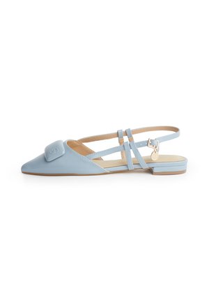 Scarpa slingback piatta azzurro chiaro con punta a punta, due sottili cinturini e una piccola fibbia dorata sul lato.