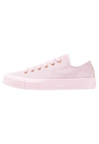 Sneaker in suede rosa con design a bassa cima, caratterizzate da occhielli metallici, pannelli laterali texturizzati e suola in gomma. Branding sottile sul tallone.