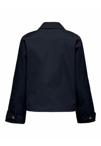 Chaqueta azul marino con cuello, mangas largas con puños abotonados y una textura suave, diseñada con una silueta simple y clásica.