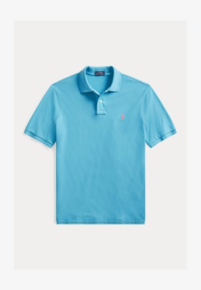 Polo de culoare albastră deschis, realizat din bumbac. Prezintă un guler clasic, mâneci scurte și un logo mic roz pe partea stângă a pieptului. Textură moale.