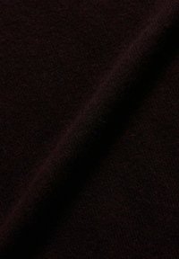 Dunkelbrauner, gestrickter Stoff mit weicher Textur, der eine glatte Oberfläche und einen leichten Stretch zeigt sowie einen sanften Glanz aufweist.