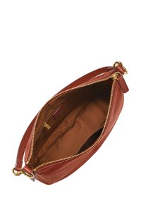 Sac en cuir marron avec une fermeture éclair dorée, une bandoulière unique et une doublure intérieure lisse. Présente une forme rectangulaire et un design minimaliste.