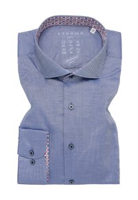 Blauw geruit overhemd met lange mouwen, voorzien van een knoopsluiting aan de voorkant en een contrasterende patroon aan de binnenkraag. Bevat een borstzak met knoopsluiting.