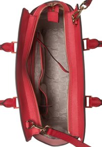 Borsa a mano strutturata rossa con due manici superiori, dotata di chiusura con zip, rivestimento interno liscio e una piccola tasca a soffietto per l'organizzazione.