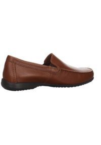 Scarpa slip-on in pelle marrone con finitura texturizzata, punta tondeggiante, cuciture minime e suola in gomma nera per una migliore aderenza.