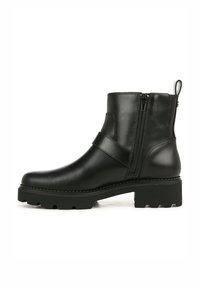 Bottine en cuir noir avec une finition lisse, fermeture éclair sur le côté, détail de sangle et semelle en caoutchouc épaisse avec motifs de traction.