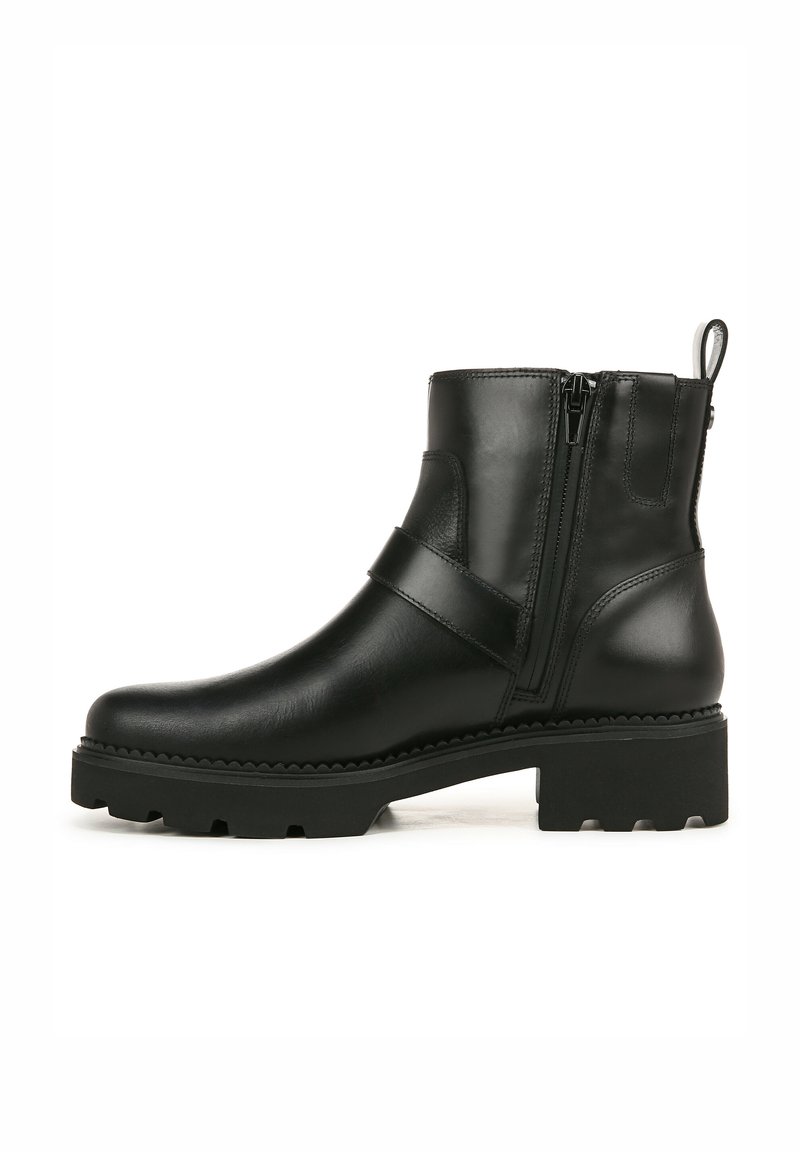 Bottine en cuir noir avec une finition lisse, fermeture éclair sur le côté, détail de sangle et semelle en caoutchouc épaisse avec motifs de traction.