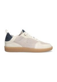 Baskets blanches et beiges avec une tige en cuir suédé et cuir, bout arrondi, semelle en caoutchouc caramel, col rembourré et accents bleu foncé contrastants.
