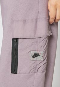 Nike Sportswear Pantaloni cargo - purple smoke
