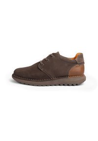 Zapato de cuero marrón con un acabado texturizado, con punta redondeada, cordones redondos y un acento en el talón de color beige contrastante. Suela de goma con relieves.
