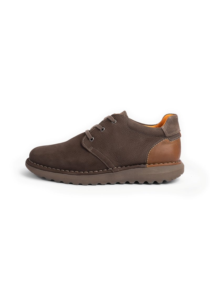Zapato de cuero marrón con un acabado texturizado, con punta redondeada, cordones redondos y un acento en el talón de color beige contrastante. Suela de goma con relieves.