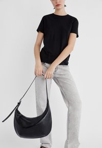 Stradivarius Käsilaukku - black