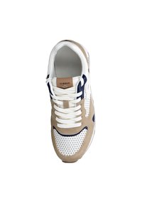 Sneaker con una parte superiore in pelle bianca, sovrapposizioni in suede beige e dettagli in blu navy. Presenta un design perforato, lacci bianchi e una linguetta in pelle marrone con il marchio.
