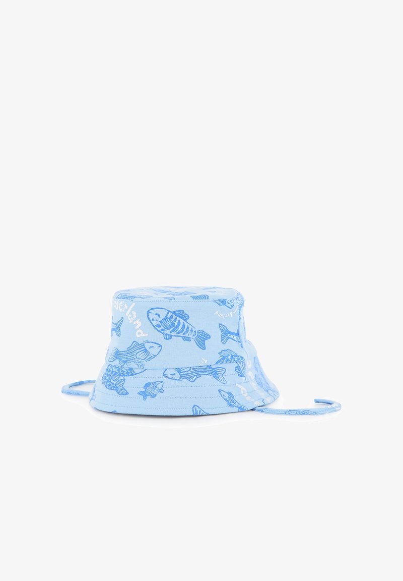 Chapeau bob en tissu bleu avec un motif de poissons, doté d'un large bord et d'une sangle de menton réglable pour un port sécurisé.