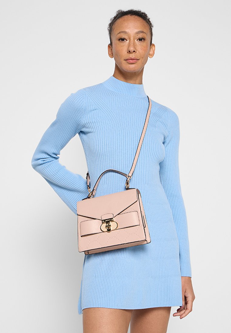 Borsa a tracolla in pelle rosa con design strutturato, hardware dorato e chiusura a pattina. La borsa presenta una tracolla e un motivo trapuntato.