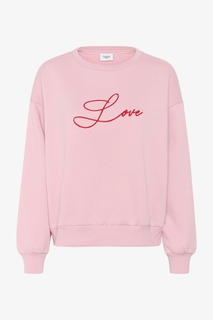 Rozā džemperis ar garām piedurknēm, ribotām aprocēm un apakšmalu; priekšpusē ir sarkans izšūts vārds "Mīlestība" veikli izveidotā fontā.