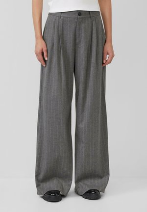 Grijze wijde broek van een gestructureerde stof met verticale streepjes, voorzien van een knoopsluiting aan de voorkant en een losse pasvorm.