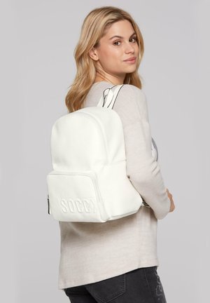 Weißer Leder-Rucksack mit rundem Oberteil, vorderer Reißverschlusstasche und eingeprägtem "SOCYC"-Logo. Verfügt über schwarze verstellbare Träger und strukturierte Oberfläche.