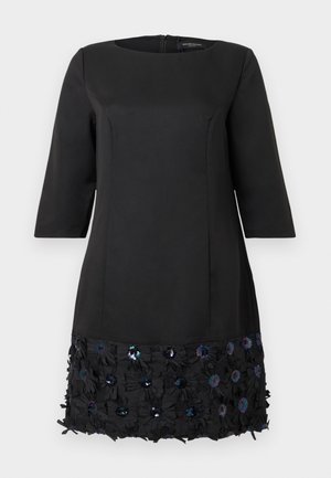 Robe noire à manches trois-quarts, col rond, ornée de motifs floraux au bas en paillettes bleues et violettes.