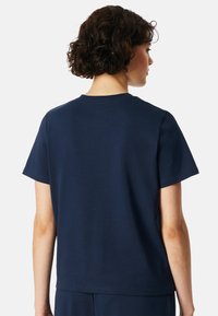 Navyblaue kurzärmelige T-Shirt, Rundhals, lockere Passform, weicher Stoff, glatte Textur, schlichtes Design ohne Muster oder Verzierungen.