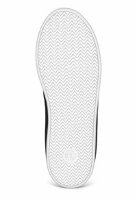 Schwarze Sneakers aus strukturiertem Mesh-Obermaterial und weißer Gummisohle mit Fischgrätenmuster. Logo prägedruckt auf der Sohle.