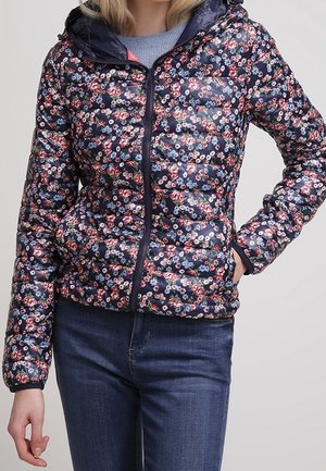 Doudoune florale marine avec fermeture éclair, capuche et texture matelassée. Accentuée de petites fleurs roses et blanches.