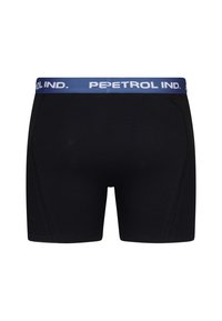 Svarta boxershorts med ett blått elastiskt midjeband som har "PETROL IND." i vit text. Slät textur, åtsittande design, med kontrasterande svarta sömmar.