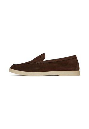 Brune ruskind slip-on sko med en glat overflade, lav profil og en lysgummisål. Har synlige detaljer og et diskret logo.
