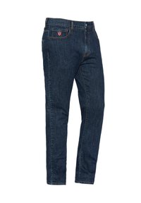 Vaqueros de mezclilla azul oscuro con corte recto, cinco bolsillos, costuras sutiles y un pequeño logo rojo y blanco en el bolsillo trasero.