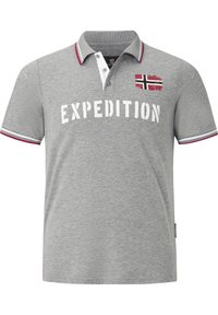Grau Poloshirt mit dem Aufdruck "EXPEDITION" in Weiß, verziert mit einem kleinen Norwegen-Flaggen-Patch und einem rot gestreiften Kragen sowie Ärmeln.