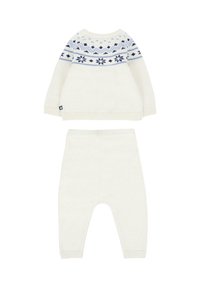 Maglione bianco a maglia e pantaloni coordinati, con motivi geometrici blu sullo scollo del maglione e polsini a costine su entrambi i capi.